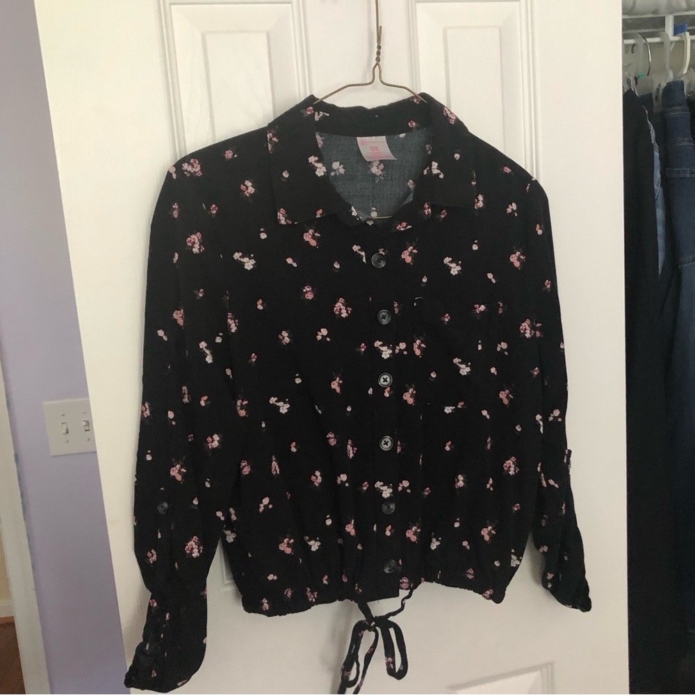 Black Floral Cropped Button Down Tie Hem